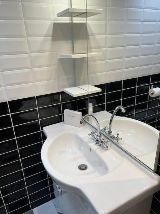 Bourgoin-Jallieu Le Paris Eiffel - Appartement Cosy En Plein Centre מראה חיצוני תמונה